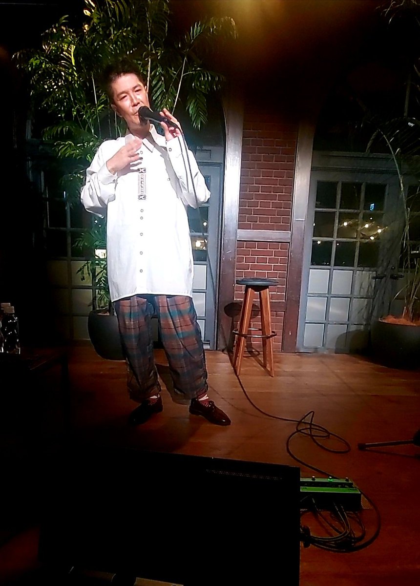 moko_hitsuji's tweet photo. #伊藤大輔 Voice Solo 20周年東京公演"neXvoX-ネクスヴォクス-"
@ Blue Note Place
ループマシンを使った声だけのソロパフォーマンス♪
相当な努力と試行錯誤を重ねて来たんだろうな。
感動と感激をありがとうございました♪
アンコールが豪華でしたw
#Shiho #矢幅歩 https://t.co/UZE4KC15VN