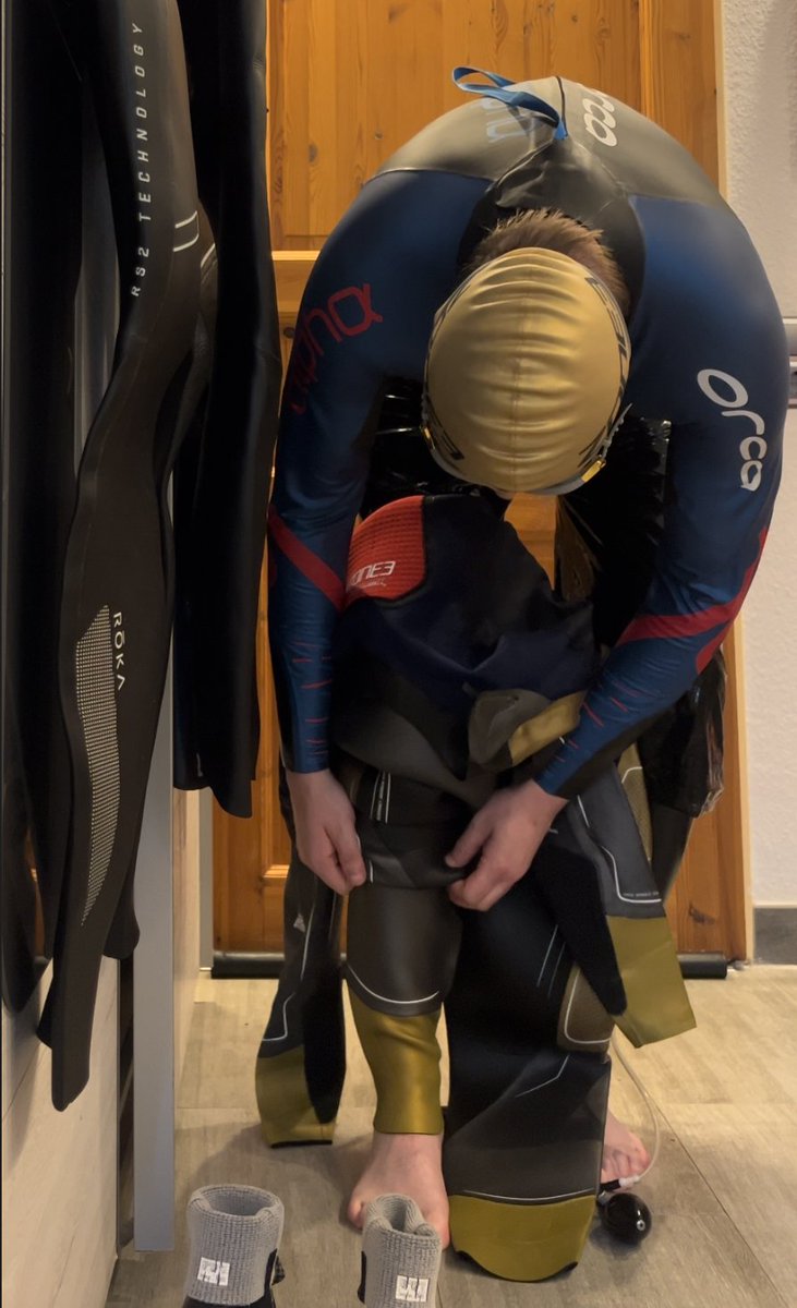 AB1442498's tweet photo. Two high-end Neos on top of each other. 
Orca Alpha and Zone3 Vanquish X Gold as outer layers.
In between, an inflatable latex pair of Bermuda shorts.
Vans Surf Boots, 3 mm.
All hermetically sealed. No slack.
Pumped up mercilessly to the max.  #wetsuitfetish #latex #wetsuit https://t.co/UvGJ7PeVoZ