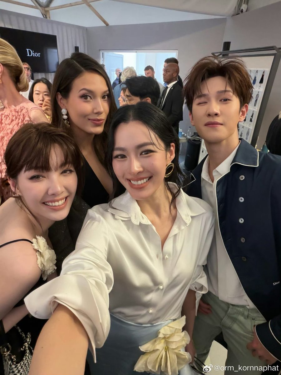 KMayaKwangbae's tweet photo. น้องออม: we love Paris 🤍
น้องออม มาโพสรูปในเว่ยป๋อ มีรูปคู่คุณแฟนด้วย😳

#LingOrmDiorSummer27 #LinglingKwong #OrmKornnaphat https://t.co/EtBTjYyG4g