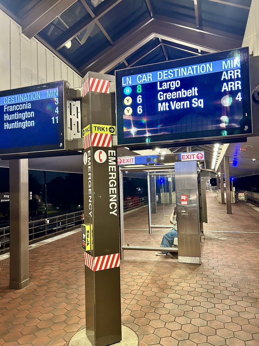 makejdm's tweet photo. 11:50 PM Friday at King Street Station — first time I’ve ever seen this one — but it was a smooth commute home and also in the morning to work. So, seriously, thanks, @wmata. https://t.co/WTKm7kZJ26