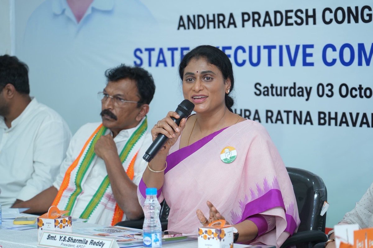 realyssharmila's tweet photo. పార్టీ రాష్ట్ర కార్యాలయం ఆంధ్రరత్న భవన్ లో నేడు నిర్వహించిన APCC పొలిటికల్  ఎగ్జిక్యూటివ్ కమిటీ సమావేశంలో పాల్గొని, పార్టీ బలోపేతంపై , అదేవిధంగా రాబోయే స్థానిక సంస్థల ఎన్నికలపై నాయకత్వానికి దిశా - నిర్దేశం చేయడం జరిగింది. PEC సమావేశానికి AICC ఆంధ్రప్రదేశ్ ఇంచార్జ్ @pvmohanINC పీవీ మోహన్ గారు సైతం పాల్గొని పలు సూచనలు చేయడం జరిగింది.
@INCIndia @INC_Andhra