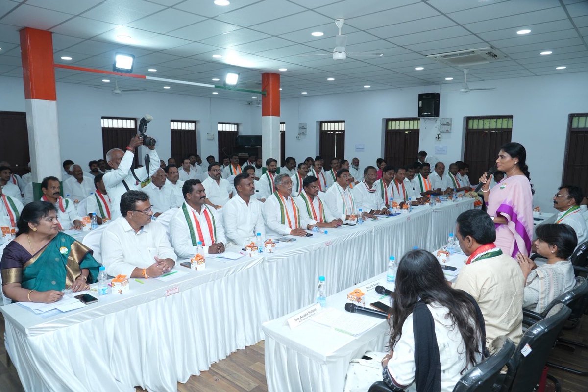 realyssharmila's tweet photo. పార్టీ రాష్ట్ర కార్యాలయం ఆంధ్రరత్న భవన్ లో నేడు నిర్వహించిన APCC పొలిటికల్  ఎగ్జిక్యూటివ్ కమిటీ సమావేశంలో పాల్గొని, పార్టీ బలోపేతంపై , అదేవిధంగా రాబోయే స్థానిక సంస్థల ఎన్నికలపై నాయకత్వానికి దిశా - నిర్దేశం చేయడం జరిగింది. PEC సమావేశానికి AICC ఆంధ్రప్రదేశ్ ఇంచార్జ్ @pvmohanINC పీవీ మోహన్ గారు సైతం పాల్గొని పలు సూచనలు చేయడం జరిగింది.
@INCIndia @INC_Andhra