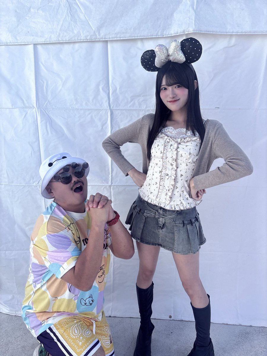 tysn_manaha's tweet photo. #クロフェス2026 ステージ企画 ファッションショー〈ディズニーデートコーデ部門〉で1位をいただきました〜！！嬉しい🐭♡🐭♡

出るまでほんっっとうに不安だったんだけど、始まってみたら、何がなんでも爪痕残すぞ🔥の強がり魂のおかげで頑張れたよー！！！！
その場で見てくれていたり、応援してくれていた方々ありがとうございました！🤍⟡.·

クロちゃんさんと田中れいなさんともお写真とっていただきました！一生の宝物にします😭😭

これを機に少しでも強がりセンセーションを知ってもらえていたら嬉しい！強センの諸星まなはだよ✌🏻ぜひ覚えてね✌🏻