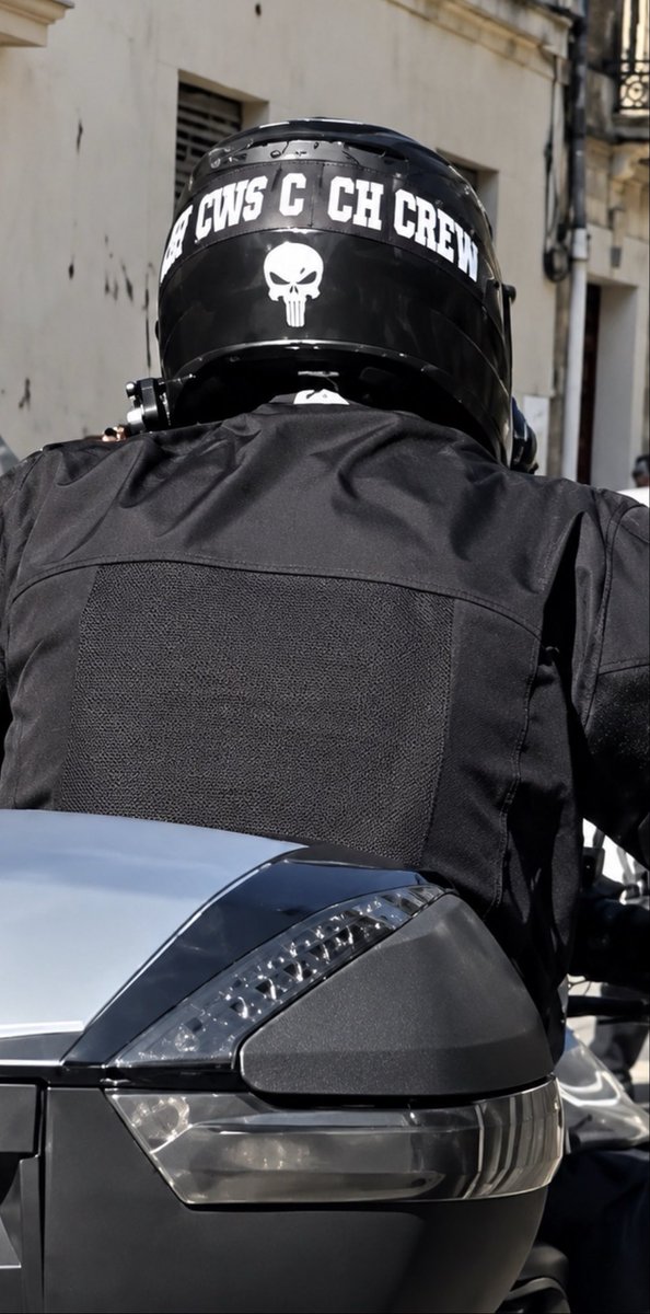 SpectateursFr's tweet photo. 🚨🇫🇷 #lycées Un policier à moto arborait sur son casque le logo "Punisher”, un symbole repris par des mouvements d’extrême droite et groupes suprémacistes. https://t.co/zFY9UdSUmK
