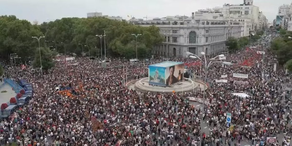 RedAntifaMR's tweet photo. Qué curioso:

Ni banderas de #España ni patriotas de pulserita.

Mucho patriotismo para ondear una bandera.
Poco cuando toca defender que la gente pueda vivir en su propio país sin dejarse el sueldo entero en el alquiler.

#HUELGA_GENERAL #ViviendaDigna https://t.co/7CxVMOcr9I