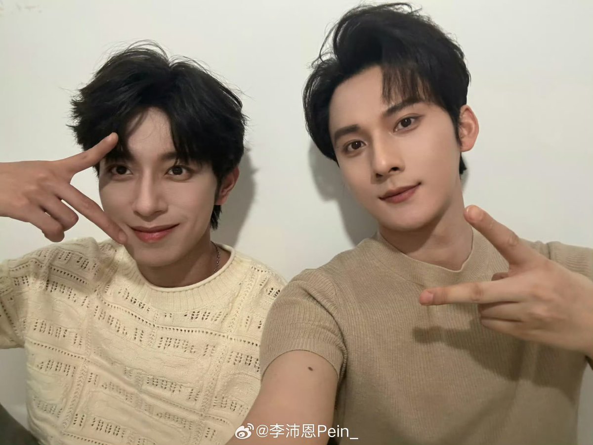 0Manisi5's tweet photo. #JiangLi #JiangHeng #LiPeiEn 
#OceanJiang #SeekyLi

It’s so beautiful to see how loving and harmonious you are together. You share such a special bond may this happiness stay with you for many years to come 🩶♥️🩵 https://t.co/r8NrlmU0Iq