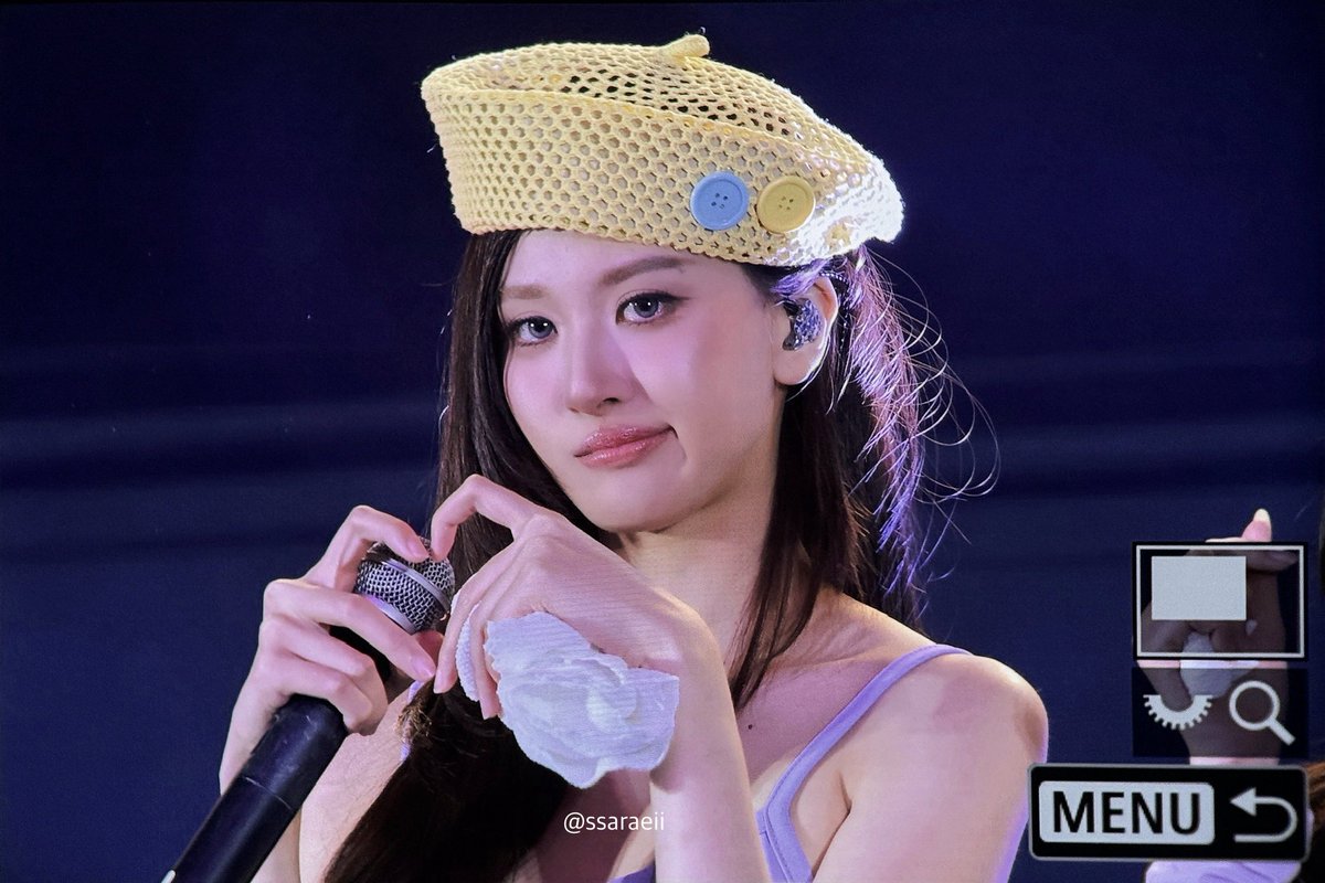 ssaraeii's tweet photo. 자기 얼굴만한 휴지뭉치들고 또 울었대요.. 

VIEWMIM MASAYA IN MANILA #GirlRulesFMInManila 
#Viewbenyapa #สระอิของวว https://t.co/lAAzlpYok4