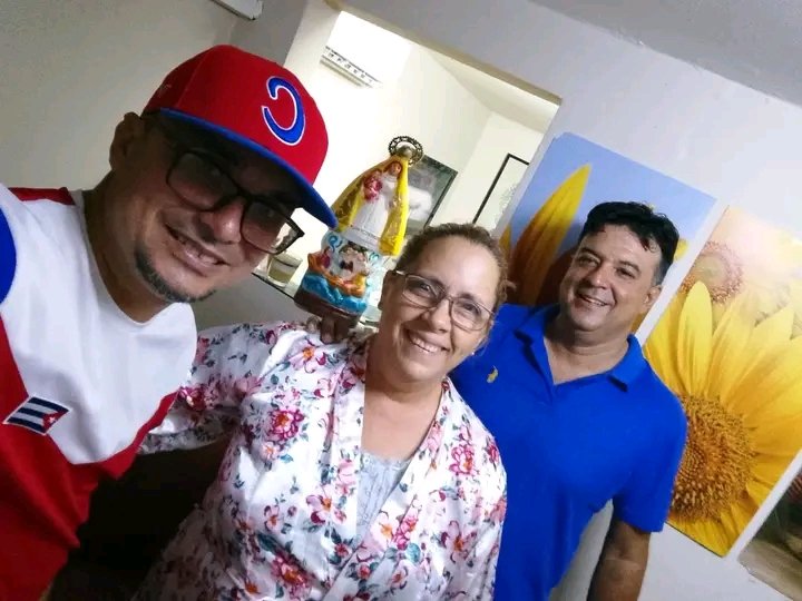 Roilancu1's tweet photo. Recorremos ahora el Barrio "El Fanguito".
Hay tanta gente buena en nuestros barrios, en los solares, en los pasillos.
La cubanía más profunda habita en esos lugares.
Gracias, uno se siente como en el lugar en que se nace. 
Aquí vive #Cuba.
#PlazaEnElCorazón 
#CubaVencerá https://t.co/BEBgvSeBKf