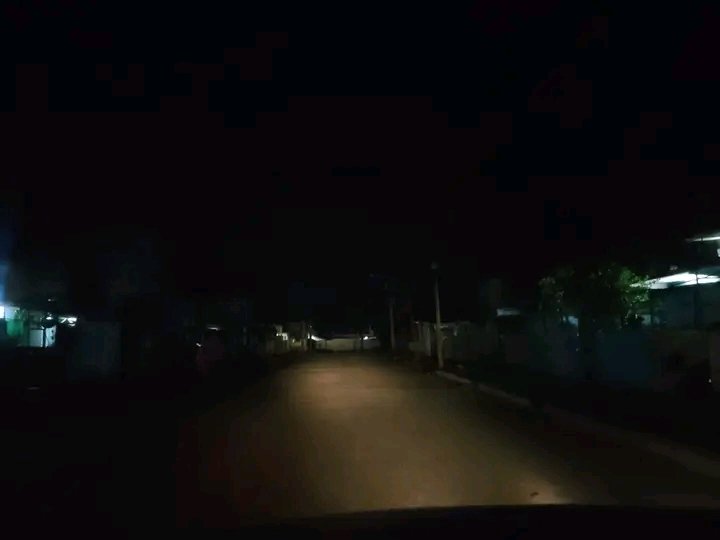 Roilancu1's tweet photo. Recorremos ahora el Barrio "El Fanguito".
Hay tanta gente buena en nuestros barrios, en los solares, en los pasillos.
La cubanía más profunda habita en esos lugares.
Gracias, uno se siente como en el lugar en que se nace. 
Aquí vive #Cuba.
#PlazaEnElCorazón 
#CubaVencerá https://t.co/BEBgvSeBKf