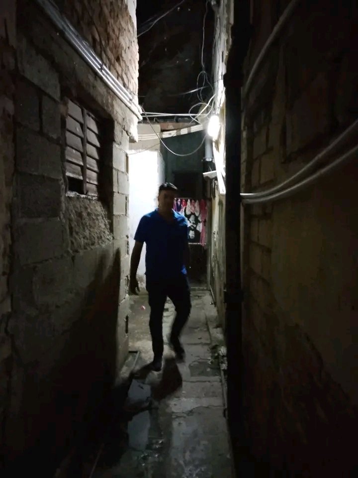 Roilancu1's tweet photo. Recorremos ahora el Barrio "El Fanguito".
Hay tanta gente buena en nuestros barrios, en los solares, en los pasillos.
La cubanía más profunda habita en esos lugares.
Gracias, uno se siente como en el lugar en que se nace. 
Aquí vive #Cuba.
#PlazaEnElCorazón 
#CubaVencerá https://t.co/BEBgvSeBKf