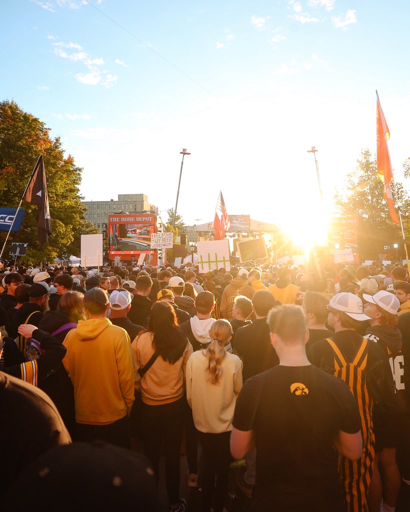 TheIowaHawkeyes's tweet photo. No place like Iowa City. https://t.co/nf7vvpfHxH