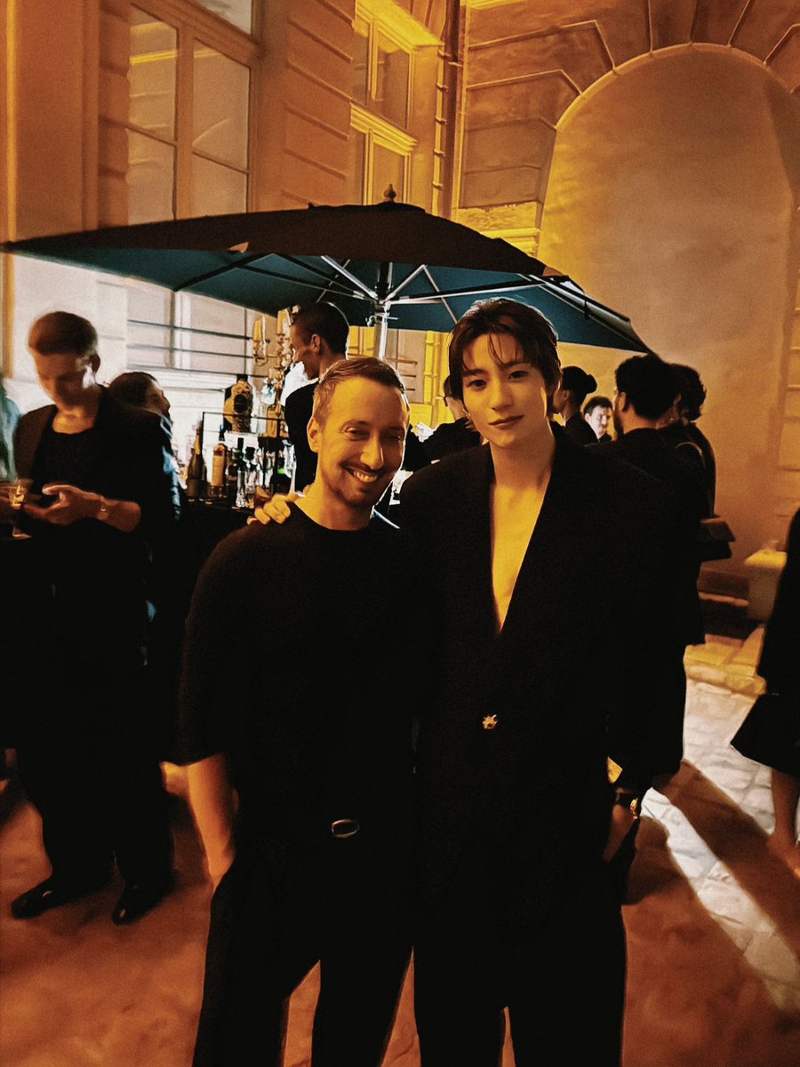 asbaguette's tweet photo. แอนตันกับคุณ anthony vaccarello ดีไซเนอร์และ creative director ของ saint laurent อ่ากกกกกกกกกกกกกกก แล้วไปถ่ายกันช่วง after party 😭 https://t.co/qa11qJDhvO