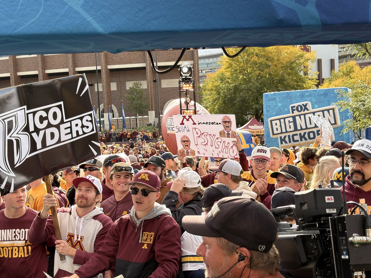 GopherHole's tweet photo. The signs today are top notch! 

#Gophers https://t.co/rLTQkVmdOu