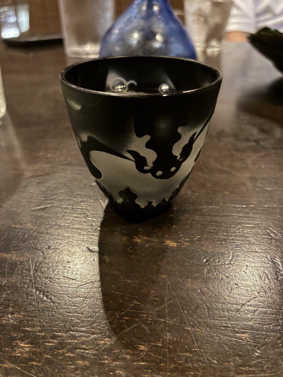suppr_ship8's tweet photo. 居酒屋で出てきたこのお猪口かなりオシャレだった https://t.co/91xk3FxjFU
