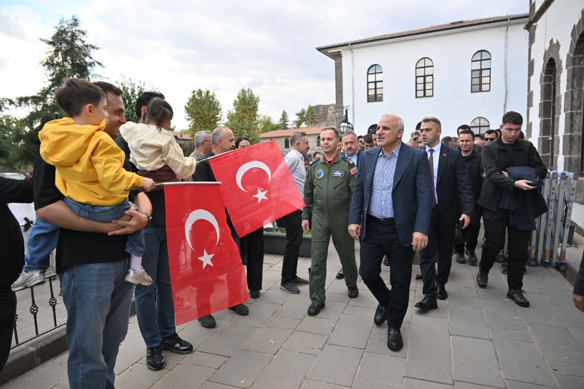 dbakirvalilik's tweet photo. 🇹🇷✈️ SOLOTÜRK’ten Diyarbakır Semalarında Görkemli Gösteri

Valimiz Murat Zorluoğlu, Diyarbakır Milletvekili Mehmet Galip Ensarioğlu ve il protokolü, SOLOTÜRK’ün Diyarbakır semalarında gerçekleştirdiği gösteri uçuşunu vatandaşlarımızla birlikte büyük bir gurur ve coşkuyla izledi.

Türk Hava Kuvvetlerimizin gökyüzündeki gururu SOLOTÜRK’ün sergilediği nefes kesen gösteri, Diyarbakır semalarında gurur ve coşku dolu anlara sahne olurken vatandaşlarımızdan büyük alkış aldı. 🇹🇷

📍 Diyarbakır

@vali_zorluoglu 
#Diyarbakır
#SOLOTÜRK
#TürkHavaKuvvetleri