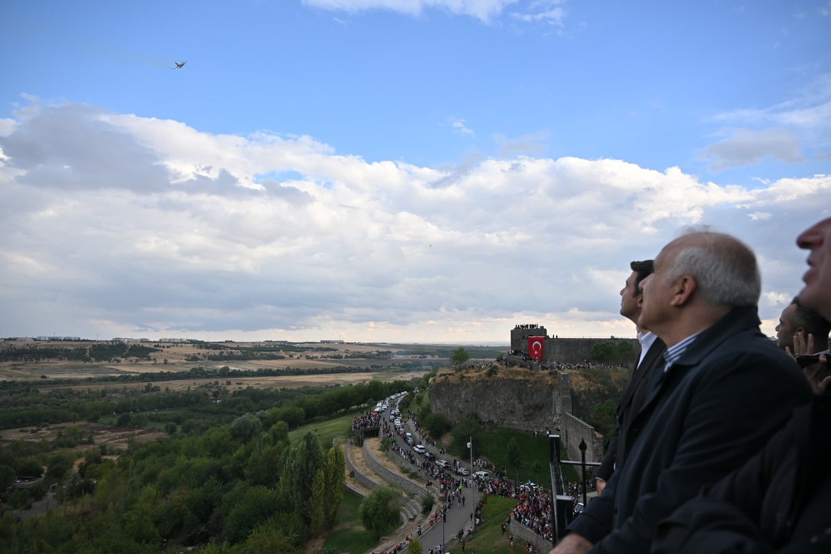dbakirvalilik's tweet photo. 🇹🇷✈️ SOLOTÜRK’ten Diyarbakır Semalarında Görkemli Gösteri

Valimiz Murat Zorluoğlu, Diyarbakır Milletvekili Mehmet Galip Ensarioğlu ve il protokolü, SOLOTÜRK’ün Diyarbakır semalarında gerçekleştirdiği gösteri uçuşunu vatandaşlarımızla birlikte büyük bir gurur ve coşkuyla izledi.

Türk Hava Kuvvetlerimizin gökyüzündeki gururu SOLOTÜRK’ün sergilediği nefes kesen gösteri, Diyarbakır semalarında gurur ve coşku dolu anlara sahne olurken vatandaşlarımızdan büyük alkış aldı. 🇹🇷

📍 Diyarbakır

@vali_zorluoglu 
#Diyarbakır
#SOLOTÜRK
#TürkHavaKuvvetleri
