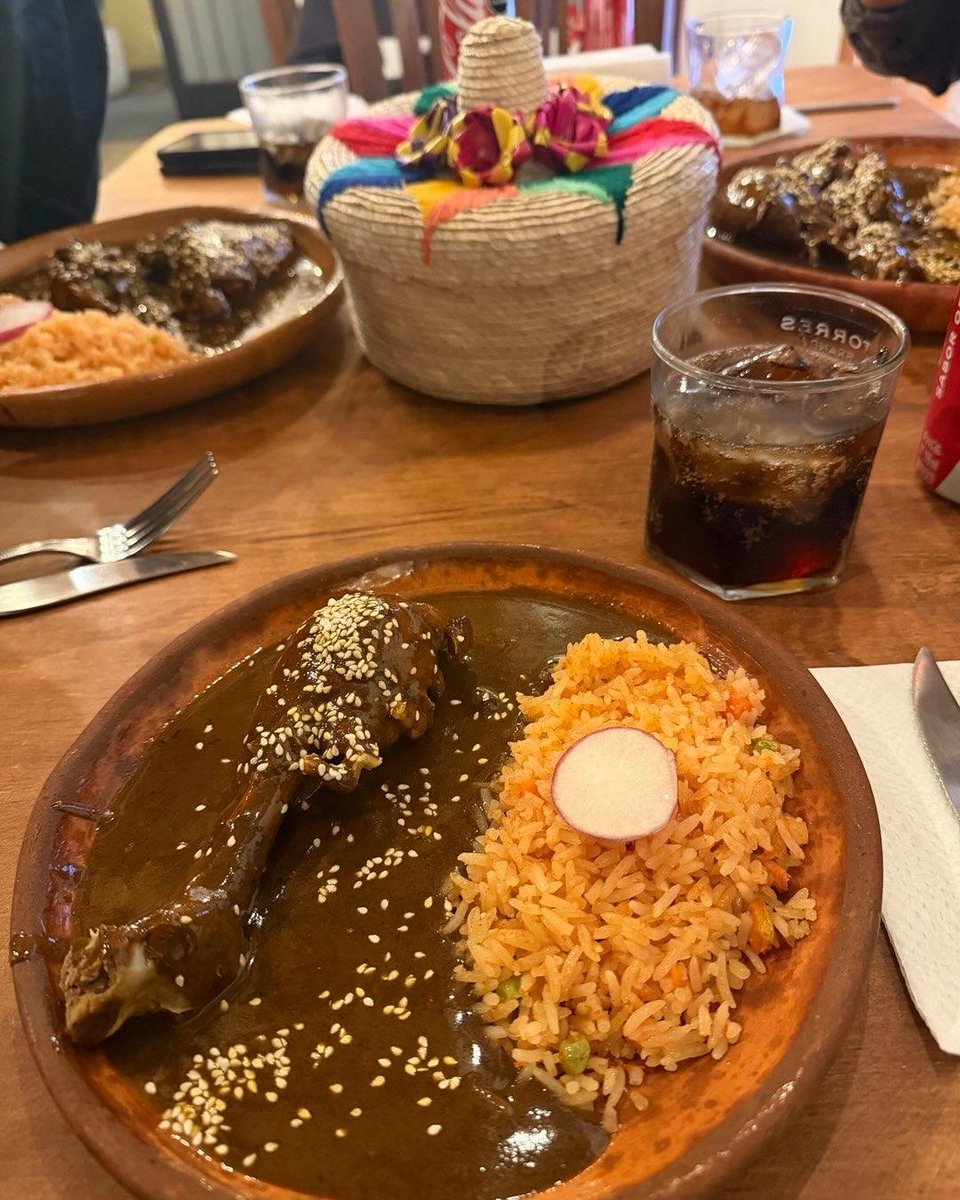 Ivann_Lechuga's tweet photo. Chulada  no hay  mejor comida que la de México 
Un #MolitoPoblano https://t.co/CnvDfj2Vpo