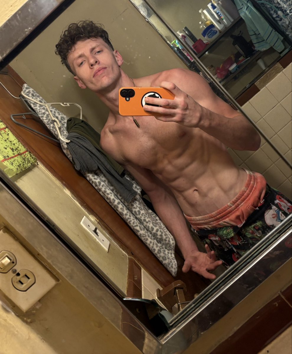 devinlowerybwc's tweet photo. The face and the dick https://t.co/HRJyJvuNHR