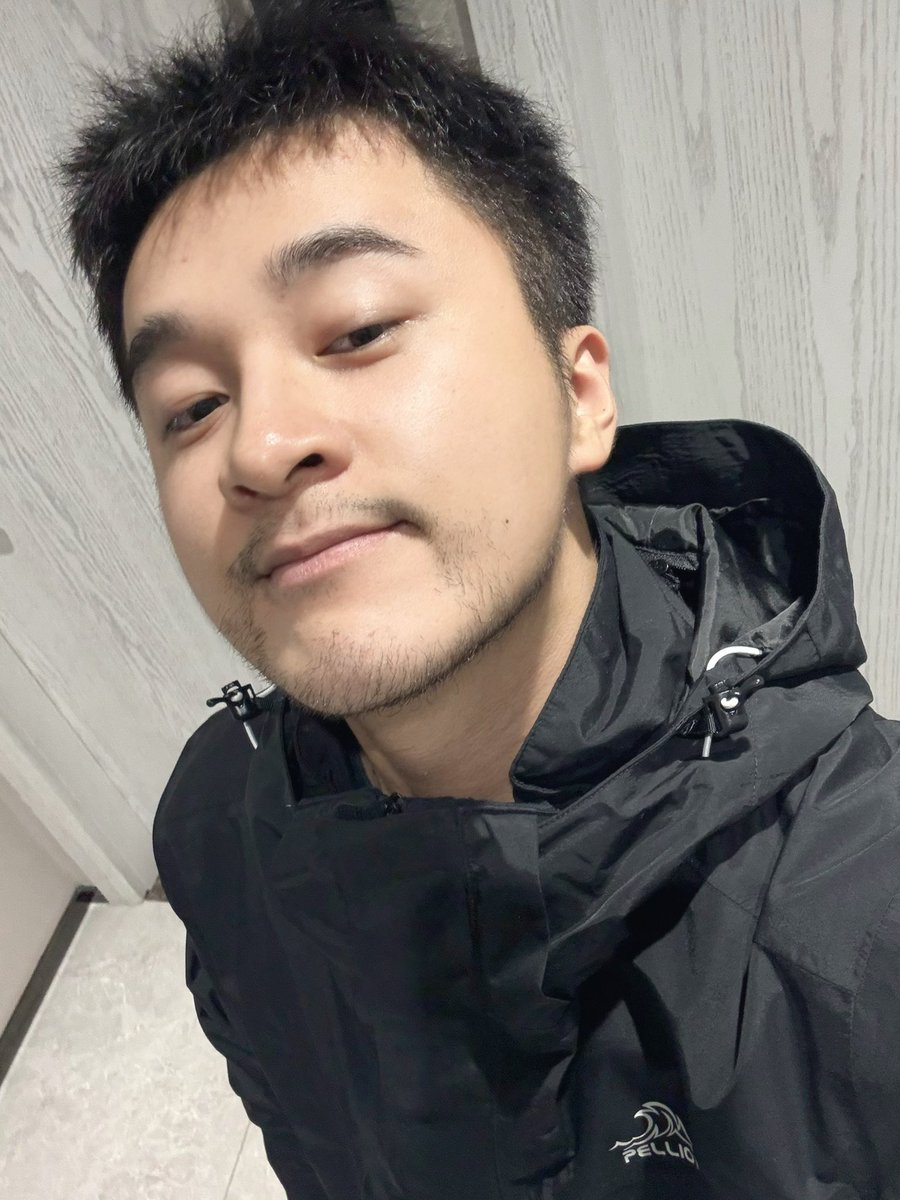 MagiYangol's tweet photo. 国庆在家宅了几天，和兄弟们出门爬山咯 https://t.co/CVVpGpe1v3