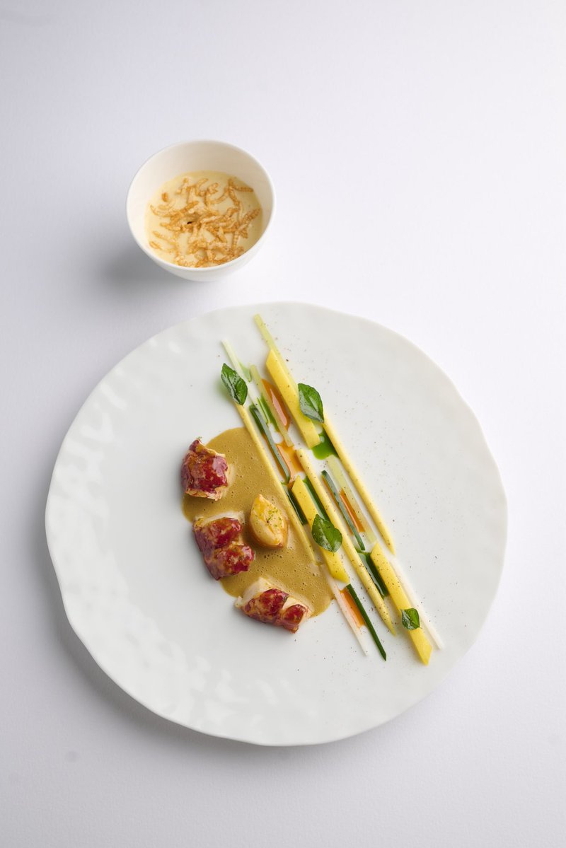 Midsummerhouse's tweet photo. Cornish native lobster, mango &amp; star anise purée, mango, radish, cucumber &amp; green chilli salad with an aromatic lobster &amp; Scotch bonnet sauce.  Served alongside lobster claws with koshihikari rice, kaffir lime &amp; a rich lobster sabayon ⭐️⭐️ https://t.co/88g1lQuIfP