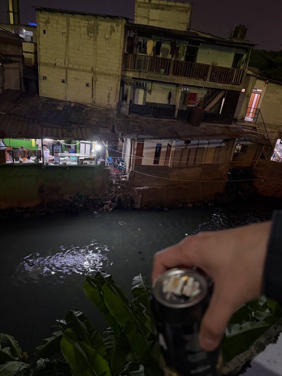 il2chil's tweet photo. GW GAKUAT MINUM BIR SAMBIL NONTON SLUM AREA HASIL KETIDAKBECUSAN PEMERINTAH ITUH https://t.co/ZOIJPk1WG5