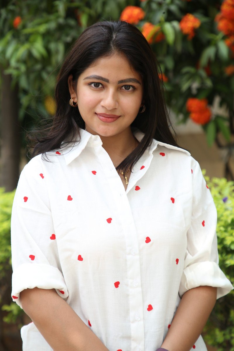AnantapurCinema's tweet photo. Nakshatra spotted at the success event of #ThellaKaagitham 🤍✨

#Nakshatra https://t.co/je5LUyDgzF