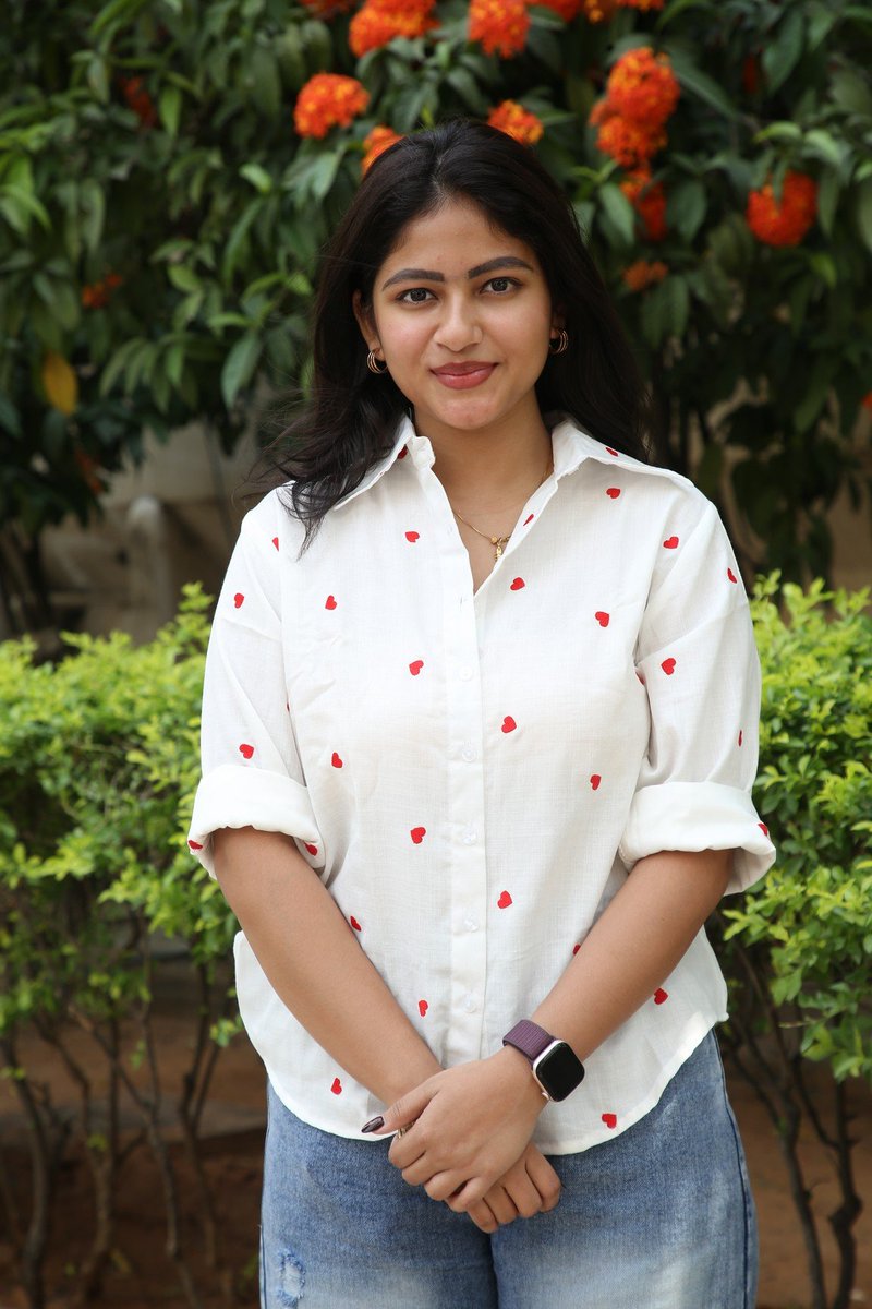 AnantapurCinema's tweet photo. Nakshatra spotted at the success event of #ThellaKaagitham 🤍✨

#Nakshatra https://t.co/je5LUyDgzF