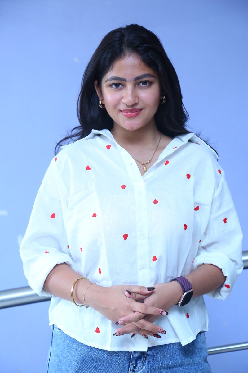 AnantapurCinema's tweet photo. Nakshatra spotted at the success event of #ThellaKaagitham 🤍✨

#Nakshatra https://t.co/je5LUyDgzF