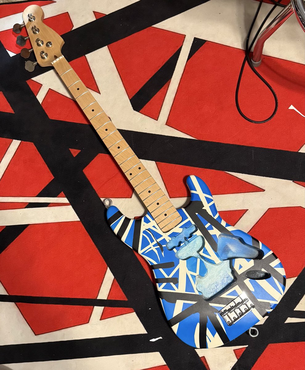 loard5150's tweet photo. A project that I’ve been working on .  Very proud how it’s turning out .  This is the first time I attempted a  pattern like this  .@WolfVanHalen  @eddievanhalen  #mammath  @mammothwvh1  @MammothWVH  . Seen him at the #houseofblues at   #myrtlebeach  Aug 1st https://t.co/r2SwvrB6mN