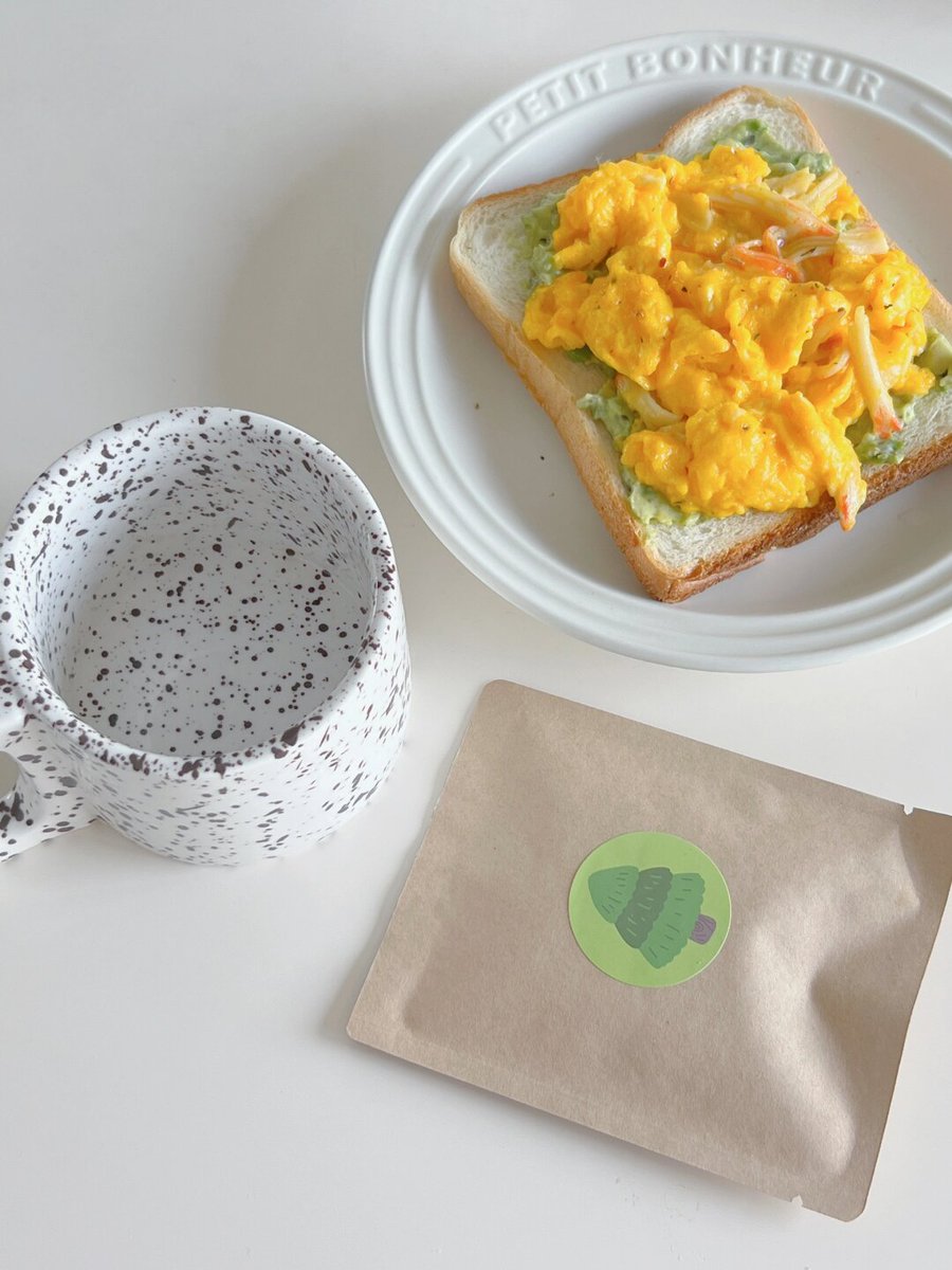 AdalynHoytnmgr's tweet photo. Desayuno rápido y rico! Tostada con aguacate, un café con leche y una naranja fresca, perfecto para arrancar el día con energía. https://t.co/FBBOZe8YL7