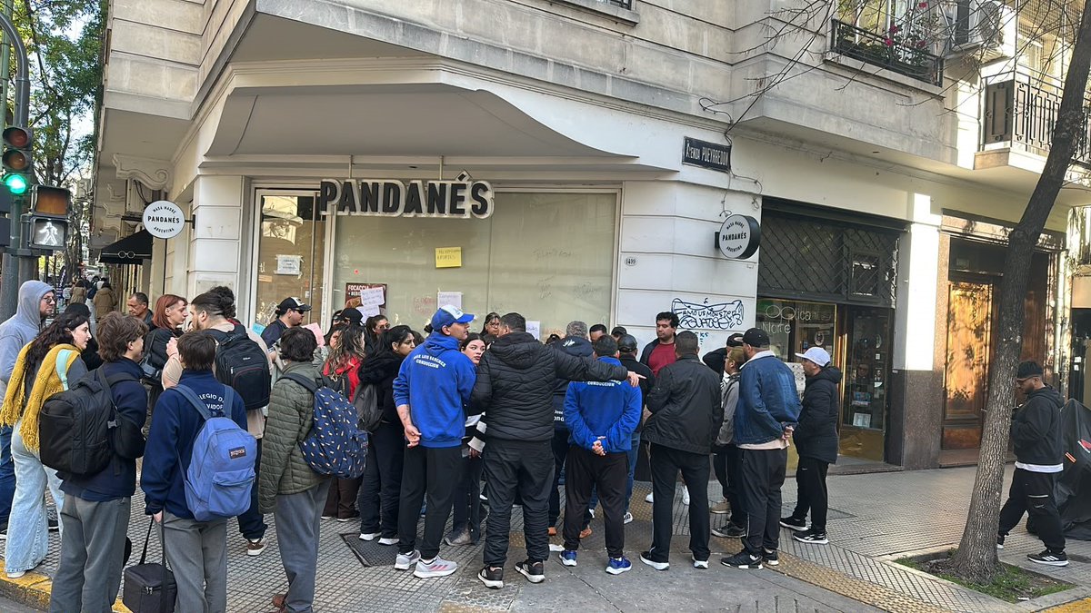 clarincom's tweet photo. PANDANÉS CERRÓ SUS 25 LOCALES Y DESPIDIÓ A 150 EMPLEADOS

La cadena de panaderías dejó de operar este viernes y anunció que solicitará su propia quiebra. La empresa, que estaba en concurso preventivo, desvinculó a unos 150 trabajadores, quienes recibieron el aviso por WhatsApp durante la madrugada.

Pandanés había informado una caída del consumo superior al 50% de su volumen histórico y acumulaba cheques rechazados por unos $58 millones. Los empleados tampoco pudieron ingresar a los locales para retirar sus pertenencias porque durante la noche habían cambiado las cerraduras y colocado candados.

(+) en Clarín: https://t.co/ep8Tfdhdpi