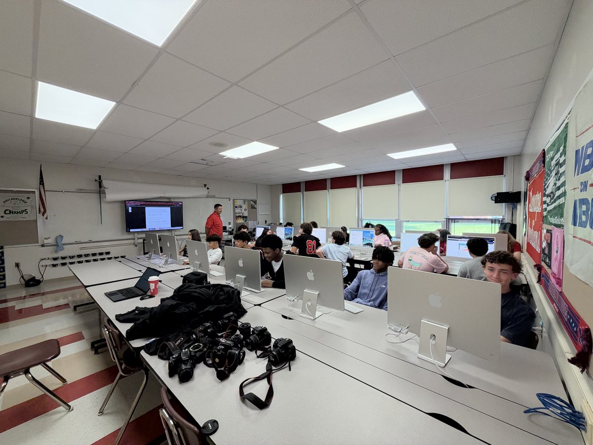 LenapeTechEd's tweet photo. Students in Mr. Lombardos Creative Digital Media class are learning how to us the many different toools in @Photoshop. https://t.co/7DLy39F60S