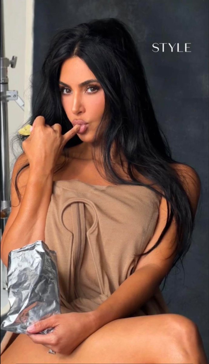 Dashvirall's tweet photo. Kim Kardashian for The Sunday Times😍 https://t.co/wlLZNwfR5R