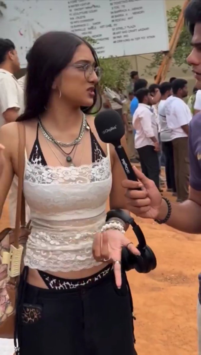 Toxicity_______'s tweet photo. I might get hate for saying this but most of the Hindu girls joining these protests don’t actually care about what the issue is or why the protest is happening, they just want to show off their bodies, be part of the trend and gain followers.

They neither have the IQ nor the curiosity to figure out what’s right and what’s wrong, who actually benefits from the protest or what the real agenda behind it is..... All they want is to participate in performative activism and convince themselves that they’re revolutionaries.