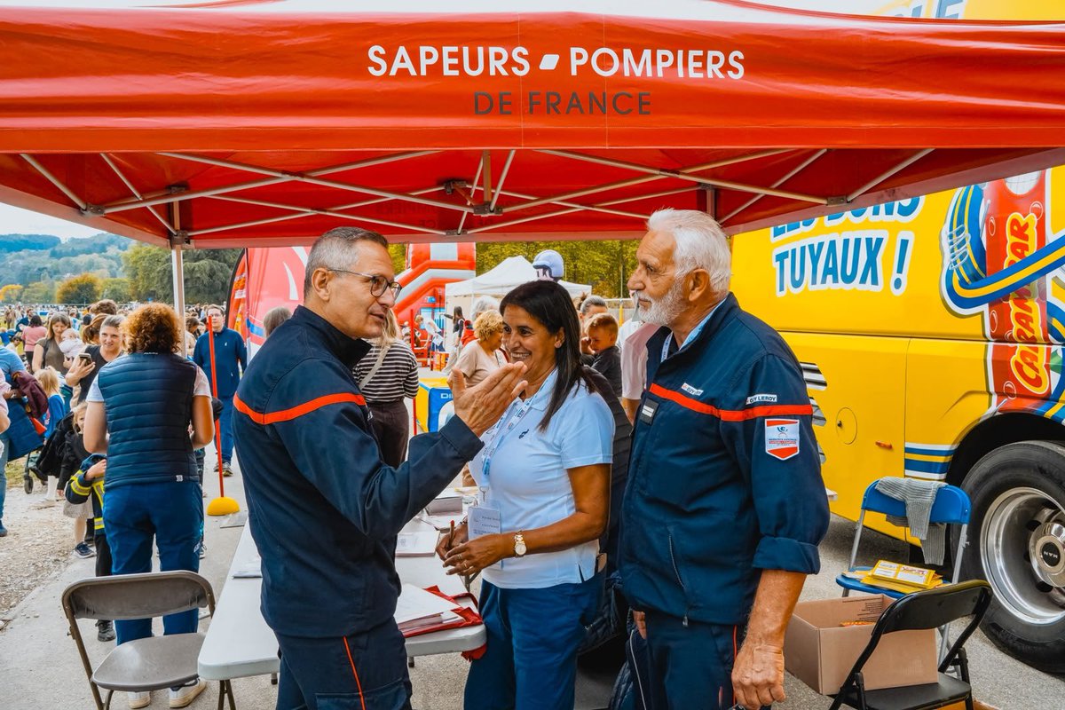 PompiersFR's tweet photo. #MSP2026| Dernier jour du @MONDIALSP2026 !

Vous êtes nombreux, petits et grands, à être venus nous rencontrer au Village des sapeurs-pompiers ❤️‍🔥

👉 Retrouvez-nous sur le stand @OdpPompiers  pour échanger avec nos équipes et découvrir nos actions 💙

👉 Faites aussi un passage par notre dispositif Caraheros. 🚒