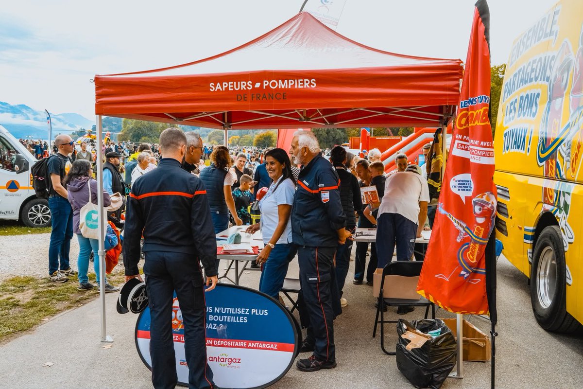 PompiersFR's tweet photo. #MSP2026| Dernier jour du @MONDIALSP2026 !

Vous êtes nombreux, petits et grands, à être venus nous rencontrer au Village des sapeurs-pompiers ❤️‍🔥

👉 Retrouvez-nous sur le stand @OdpPompiers  pour échanger avec nos équipes et découvrir nos actions 💙

👉 Faites aussi un passage par notre dispositif Caraheros. 🚒
