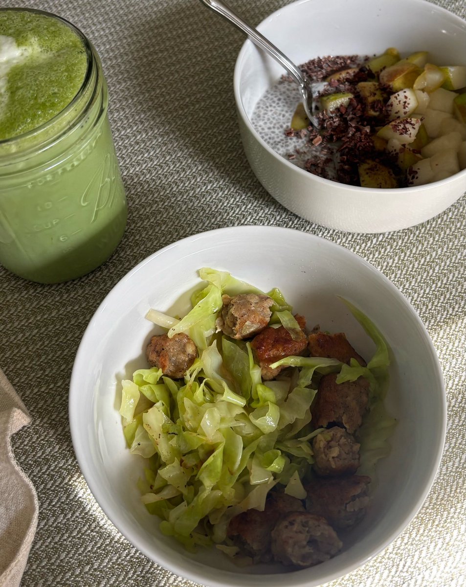 xcamilachica's tweet photo. Today’s breakfast 🌷

🍁Steamed cabbage + chicken maple sausage
��Coconut chia pudding with stewed pear &amp; cacao nibs
🍵Matcha with collagen protein &amp; creatine https://t.co/4BpHCVSXBD