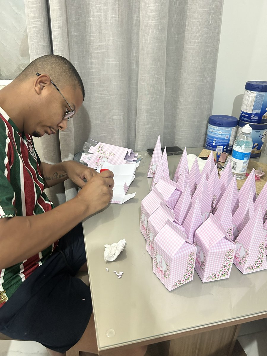 teixeirapeh's tweet photo. Missão do pai de uma neném que vai fazer um aninho e terá a festa dos sonhos que ele disse que ele mesmo sonhou 🆗 kkkkk https://t.co/WibKMcynmD