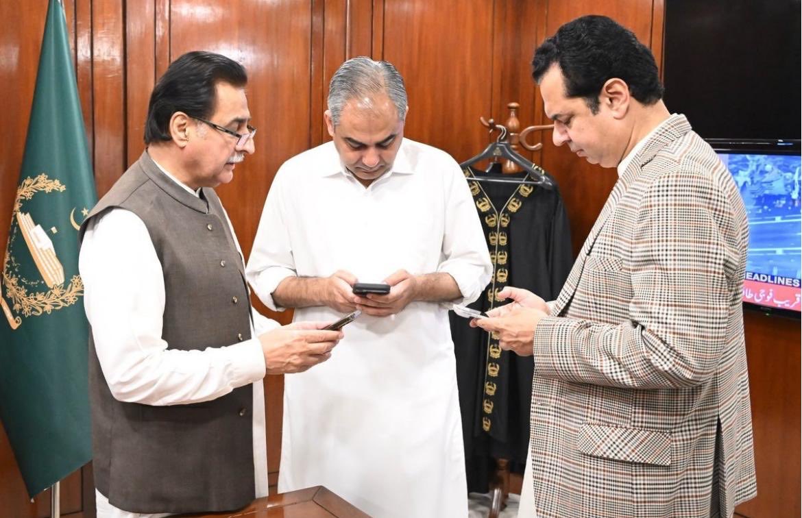 ARYSabirShakir's tweet photo. حکومت الزام لگاتی ہے کہ اپوزیشن PTI کی مذاکراتی ٹیم بااختیار نہیں جبکہ دراصل حکومتی ٹیم بے اختیار لاچار اور بے بس ہے اور مذاکرات کے دوران بھی وہ آزاد نہیں ہیں https://t.co/WS4Ng4ZUXK