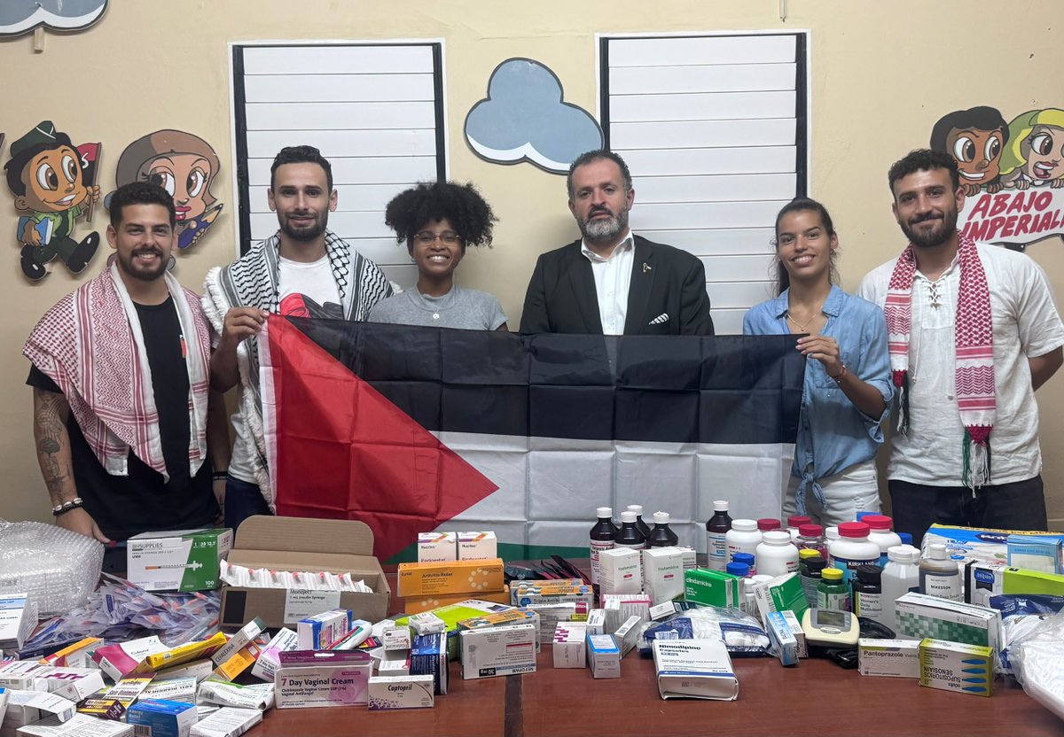 UJCdeCuba's tweet photo. 🇨🇺🫂🇵🇸| La solidaridad siempre es bienvenida, pero cuando viene de manos palestinas, compromete y conmueve en lo mas profundo. 

Acompañados por su Embajador, hermanos palestinos donaron medicamentos para la Red Juvenil y su proyecto Farma Joven.

#UJCdeCuba https://t.co/Ddhn2VQdZz