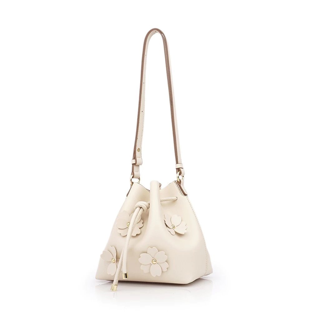 secondwini's tweet photo. Tas serut tuh punya vibe yang beda sendiri 👜 Lebih relaxed daripada tas yang bentuknya kaku, tapi tetap bikin outfit kelihatan complete. Yang ini kebayang banget dipakai buat jalan sore, ngopi, atau sekadar keluar bentar tapi tetep pengen outfit-an. https://t.co/137Gafja2T