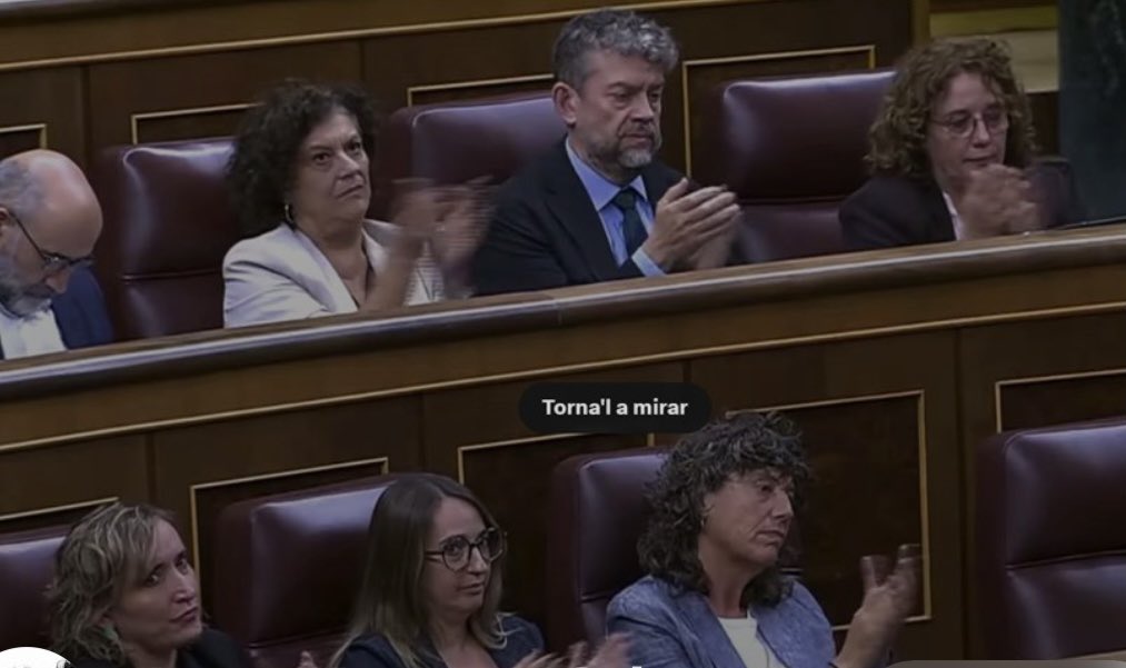 GKnorrBorras's tweet photo. Mal que el portaveu d’ERC inciti la gent al linxament al carrer de Míriam Nogueras i diputats i diputades de Junts. Però encara pitjor que els companys i companyes de grup d’ERC l’aplaudeixin en acabar Rufián el seu discurs. https://t.co/2bmwtLYkVl