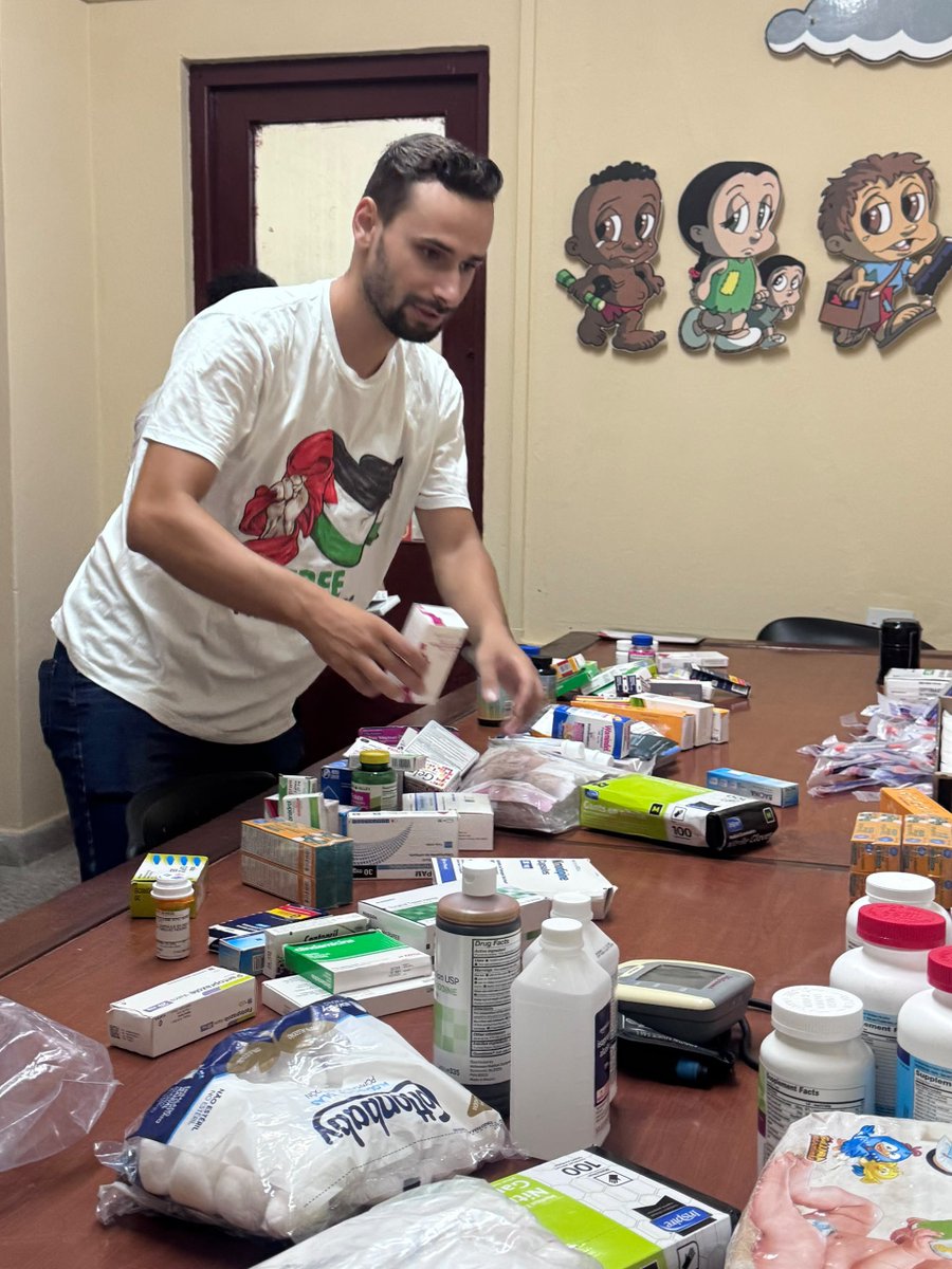 UJCdeCuba's tweet photo. 🇨🇺🫂🇵🇸| La solidaridad siempre es bienvenida, pero cuando viene de manos palestinas, compromete y conmueve en lo mas profundo. 

Acompañados por su Embajador, hermanos palestinos donaron medicamentos para la Red Juvenil y su proyecto Farma Joven.

#UJCdeCuba https://t.co/Ddhn2VQdZz