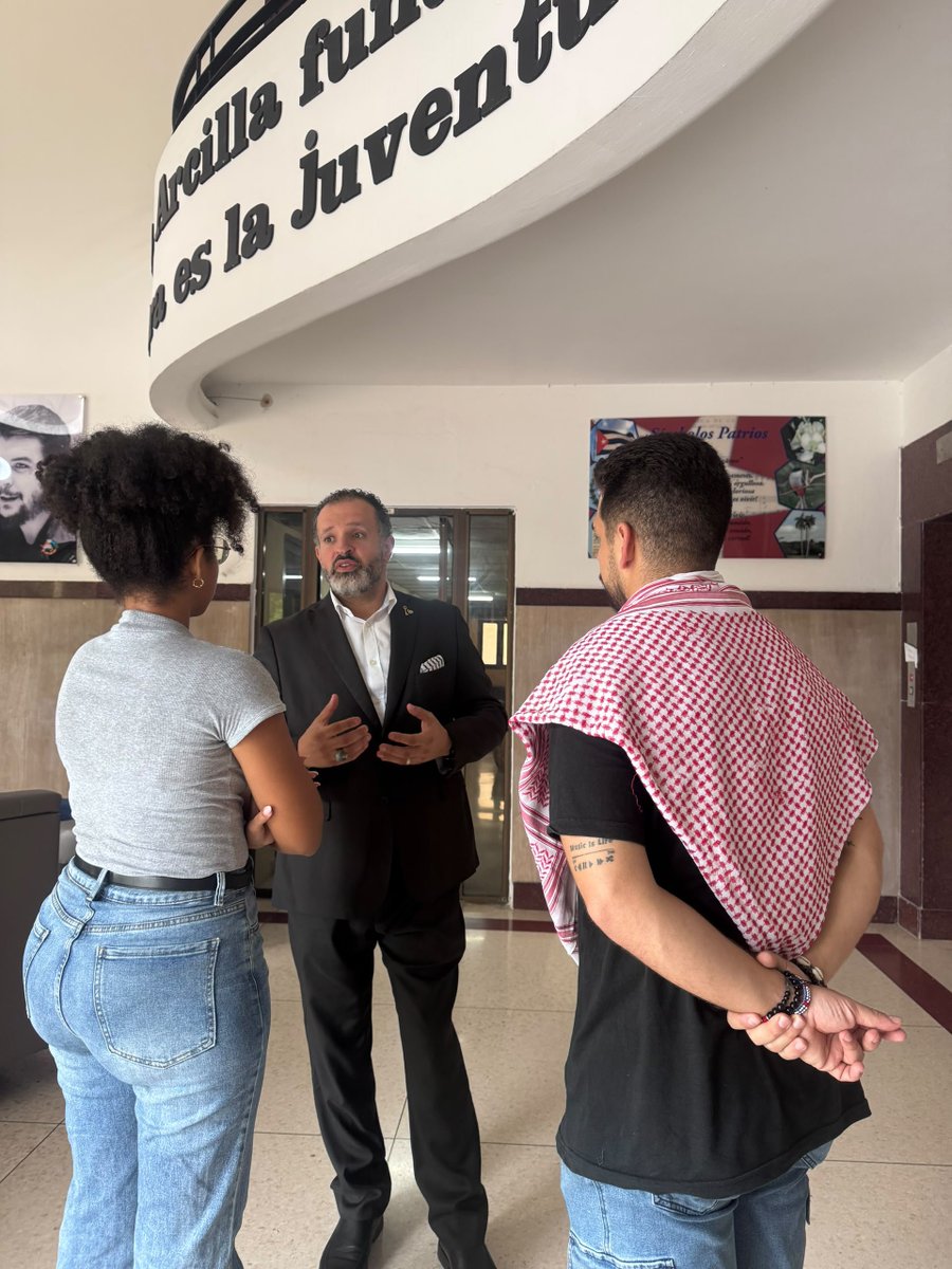 UJCdeCuba's tweet photo. 🇨🇺🫂🇵🇸| La solidaridad siempre es bienvenida, pero cuando viene de manos palestinas, compromete y conmueve en lo mas profundo. 

Acompañados por su Embajador, hermanos palestinos donaron medicamentos para la Red Juvenil y su proyecto Farma Joven.

#UJCdeCuba https://t.co/Ddhn2VQdZz