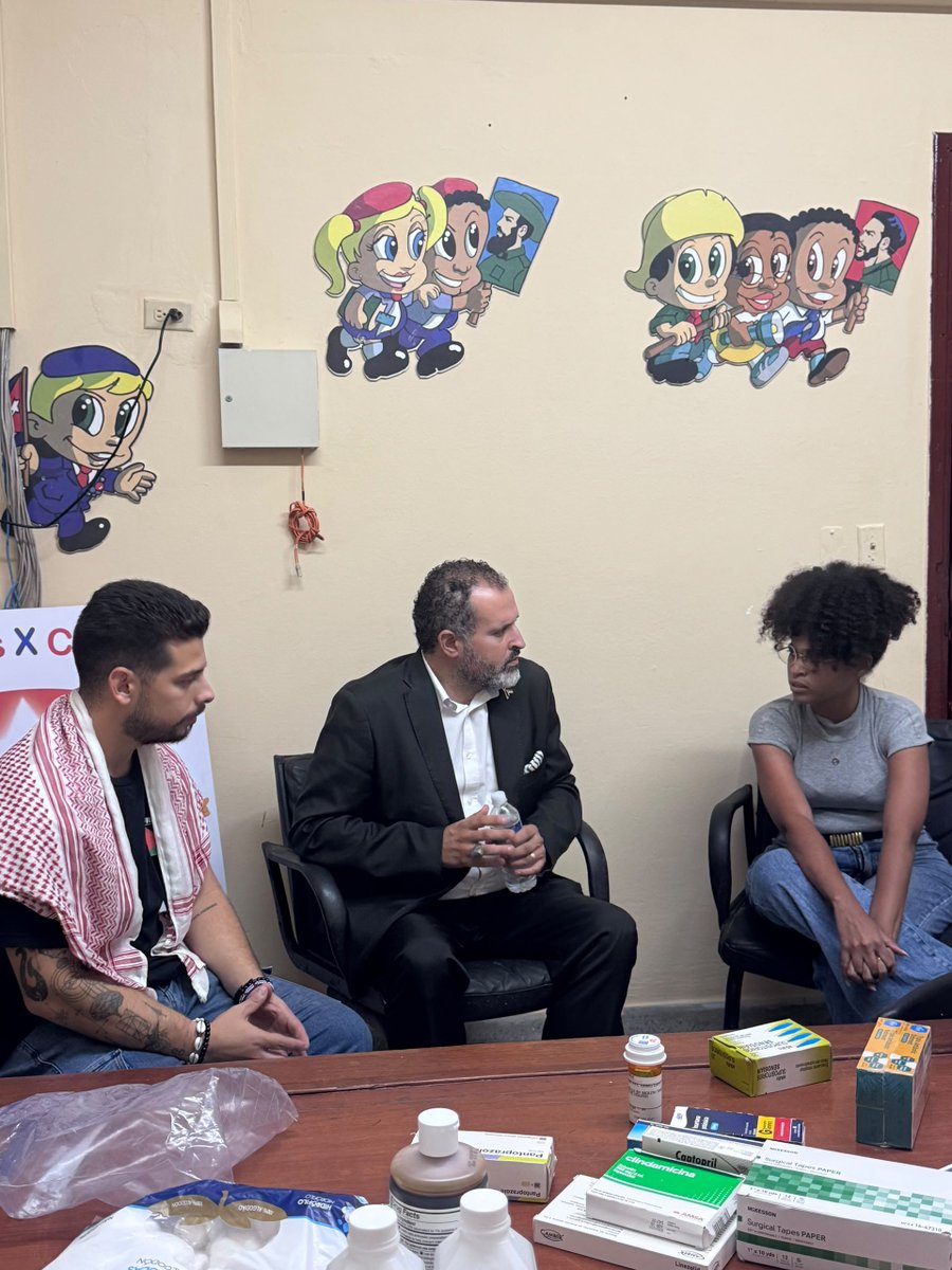 UJCdeCuba's tweet photo. 🇨🇺🫂🇵🇸| La solidaridad siempre es bienvenida, pero cuando viene de manos palestinas, compromete y conmueve en lo mas profundo. 

Acompañados por su Embajador, hermanos palestinos donaron medicamentos para la Red Juvenil y su proyecto Farma Joven.

#UJCdeCuba https://t.co/Ddhn2VQdZz
