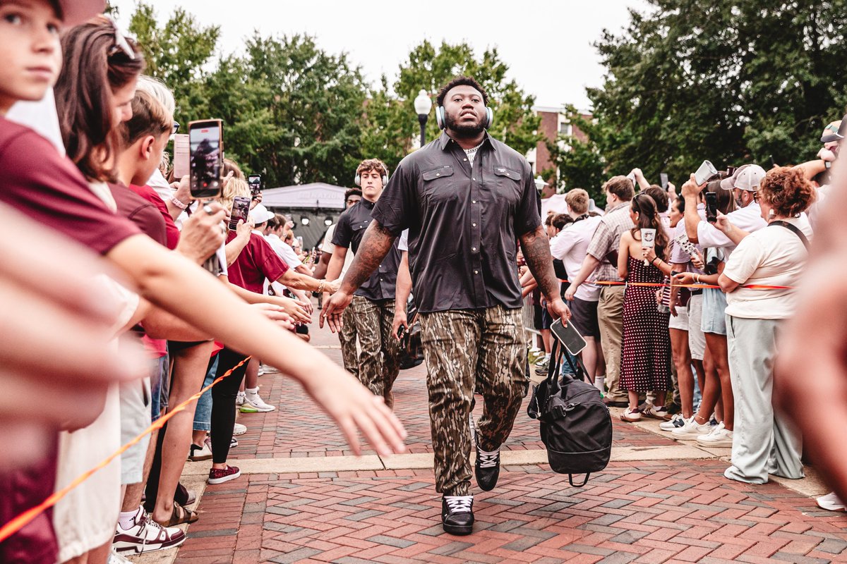 HailStateFB's tweet photo. Mississippi Made. 

#HailState x @bluedeltajeans https://t.co/VZFbCOkmYj
