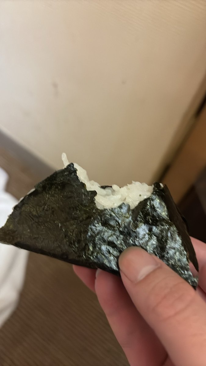 tyuusotupanda's tweet photo. ここまで食って具が出てこん
おにぎりさすがに舐めてる https://t.co/jXAXqnQukD