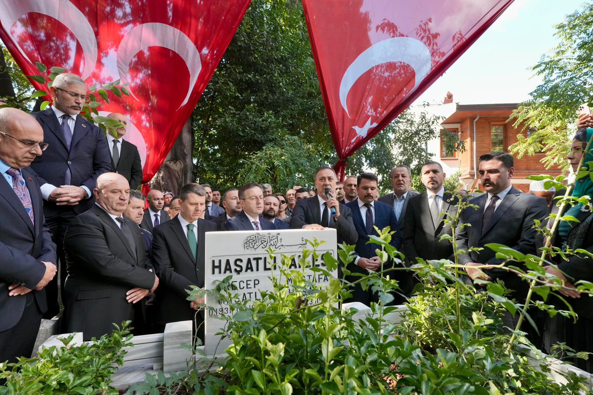 _MHPistanbul_'s tweet photo. İl Başkanımız Sn. Volkan YILMAZ, Milliyetçi Hareket Partisi MYK Üyelerimiz, İstanbul Ülkü Ocakları İl Başkanımız Sn. Alparslan DOĞAN ve İl Yönetim Kurulu Üyelerimizin katılımıyla, Şehit İl Başkanımız Recep Haşatlı ve evladı Mustafa Haşatlı'yı şehadetlerinin sene-i devriyesinde, mezarları başında dualarla andık.

Bütün ihanetlere, hain pusulara rağmen Milliyetçi Ülkücü Hareket bugün yine aynı azim, aynı inanç, aynı kararlılıktaysa serdengeçti dava büyüklerimizin kutlu mücadelesi sayesindedir.

Aziz ruhları şâd, mekanları Cennet olsun.