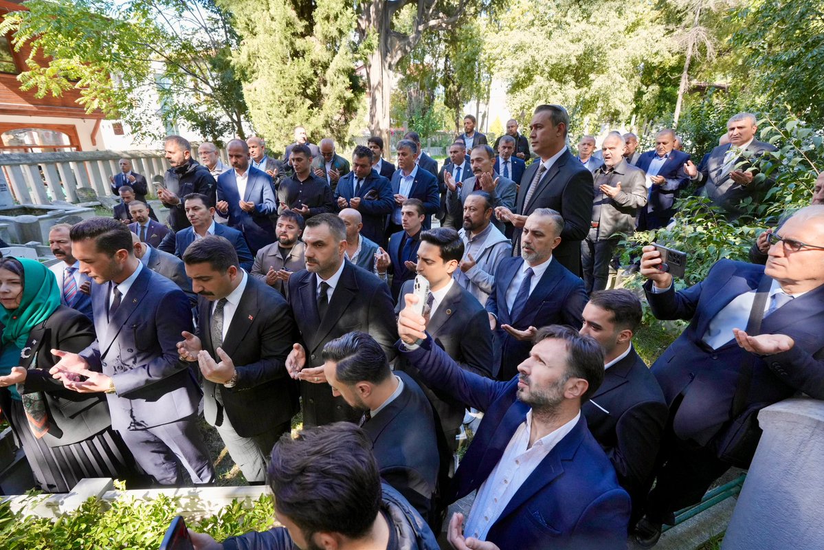_MHPistanbul_'s tweet photo. İl Başkanımız Sn. Volkan YILMAZ, Milliyetçi Hareket Partisi MYK Üyelerimiz, İstanbul Ülkü Ocakları İl Başkanımız Sn. Alparslan DOĞAN ve İl Yönetim Kurulu Üyelerimizin katılımıyla, Şehit İl Başkanımız Recep Haşatlı ve evladı Mustafa Haşatlı'yı şehadetlerinin sene-i devriyesinde, mezarları başında dualarla andık.

Bütün ihanetlere, hain pusulara rağmen Milliyetçi Ülkücü Hareket bugün yine aynı azim, aynı inanç, aynı kararlılıktaysa serdengeçti dava büyüklerimizin kutlu mücadelesi sayesindedir.

Aziz ruhları şâd, mekanları Cennet olsun.