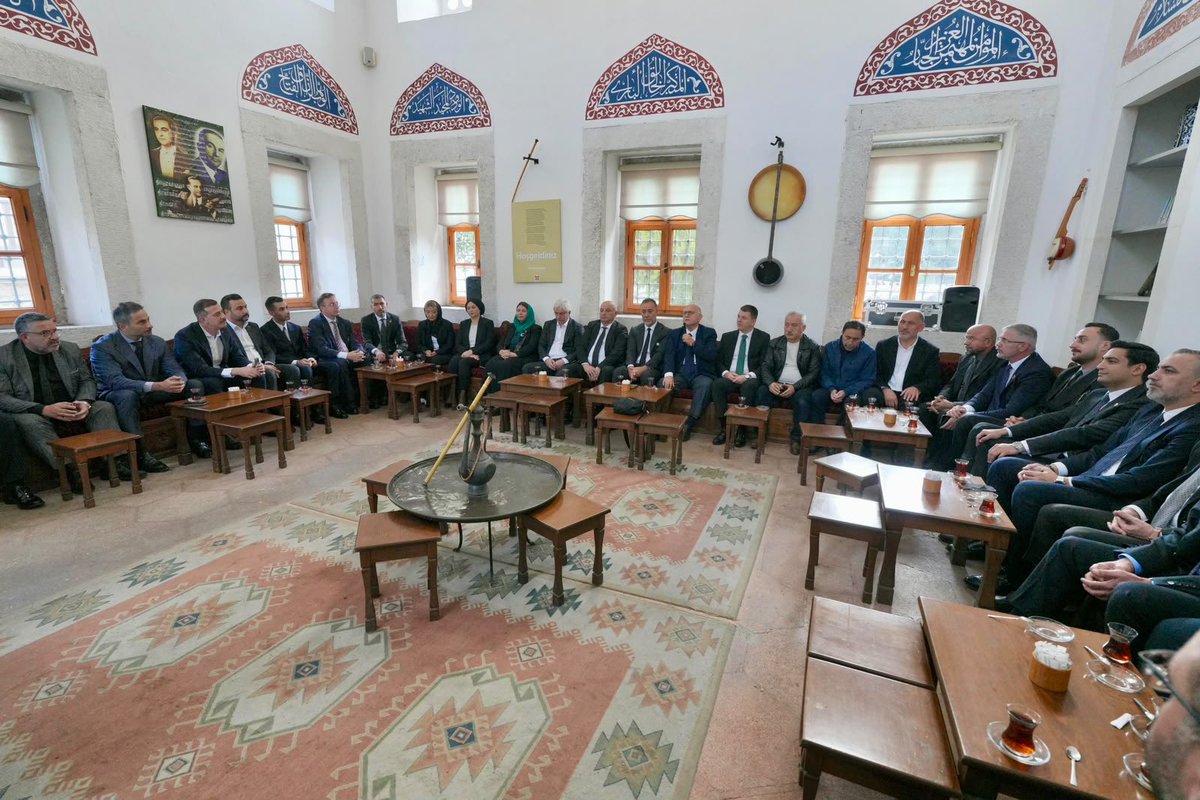 _MHPistanbul_'s tweet photo. İl Başkanımız Sn. Volkan YILMAZ, Milliyetçi Hareket Partisi MYK Üyelerimiz, İstanbul Ülkü Ocakları İl Başkanımız Sn. Alparslan DOĞAN ve İl Yönetim Kurulu Üyelerimizin katılımıyla, Şehit İl Başkanımız Recep Haşatlı ve evladı Mustafa Haşatlı'yı şehadetlerinin sene-i devriyesinde, mezarları başında dualarla andık.

Bütün ihanetlere, hain pusulara rağmen Milliyetçi Ülkücü Hareket bugün yine aynı azim, aynı inanç, aynı kararlılıktaysa serdengeçti dava büyüklerimizin kutlu mücadelesi sayesindedir.

Aziz ruhları şâd, mekanları Cennet olsun.